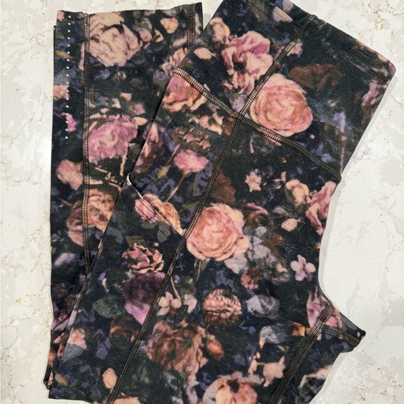 LULULEMON Fast Free Crop II *Nulux 19" Size 2 in Frosted Rose Multi leggings - Picture 1 of 4